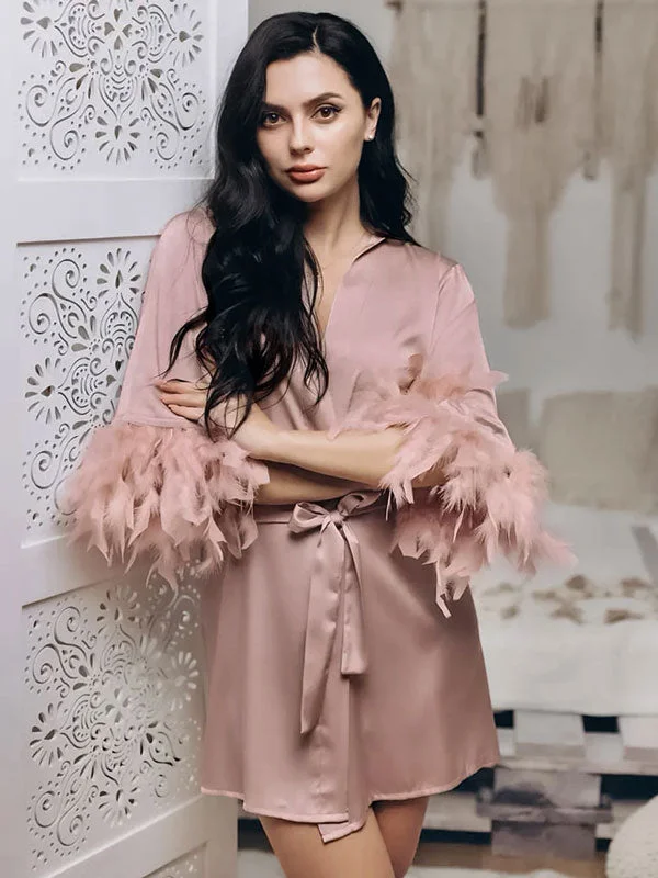 women's pajamas for those who cherish their bedtime routinesRobe de Chambre Élégante à Plumes Rose Champagne "Flocon de Satin"