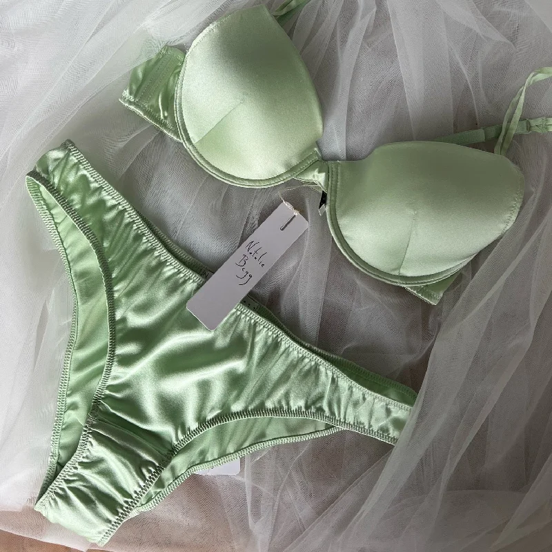 stretchable satin hipster panties for a luxurious feelSilk Lingerie Gift Set in Box